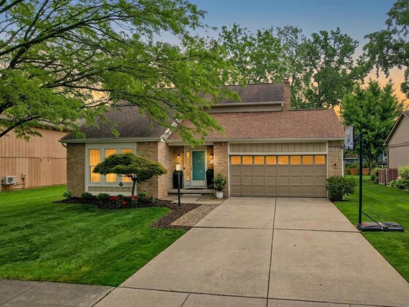 3308 Woods Mill Drive , Hilliard, OH 43026 Photo 2