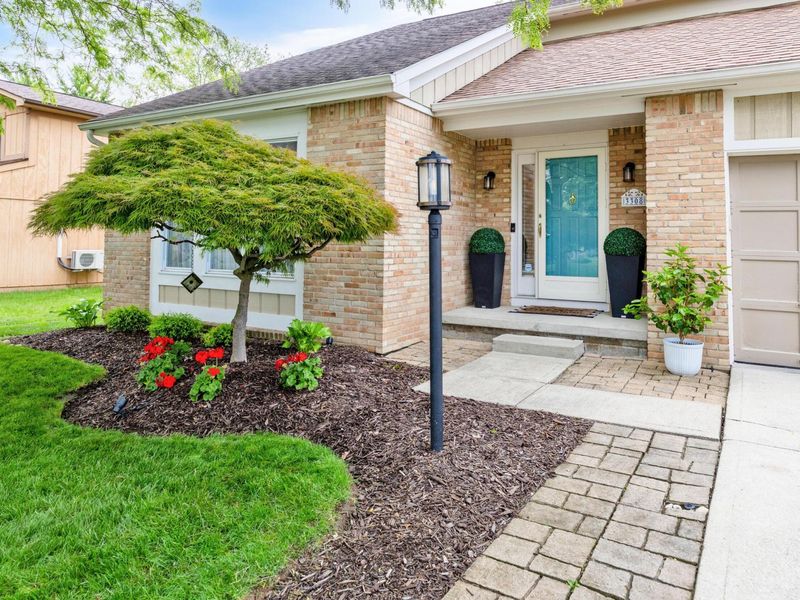 3308 Woods Mill Drive , Hilliard, OH 43026 Photo 3