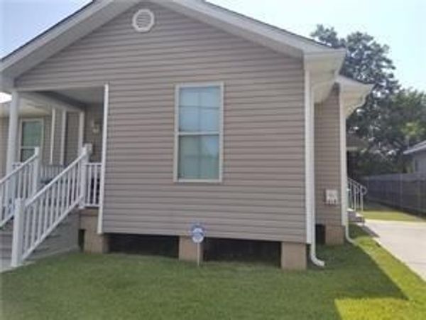 614 N WOODLAWN Drive , Metairie, LA 70001