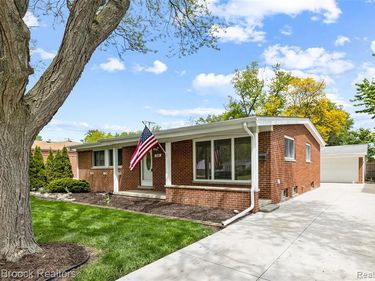260 Lyons Drive, Troy, MI 48083