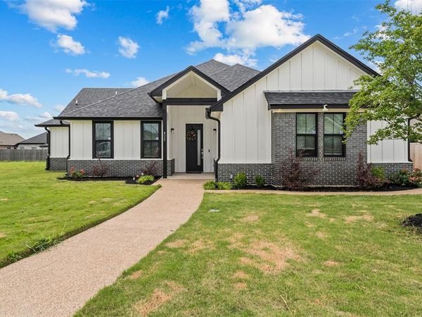 820 Forward Pass Drive, Hewitt, TX 76643