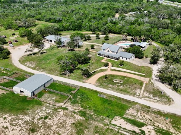 1175 Southern WAY, Luling, TX 78648