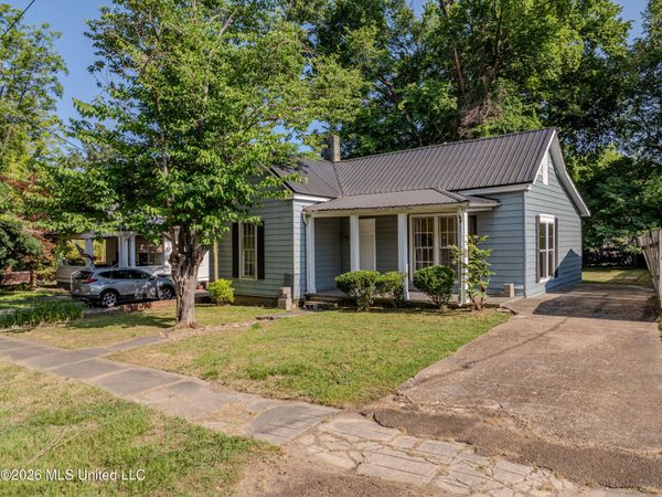 335 E College Avenue, Holly Springs, MS 38635