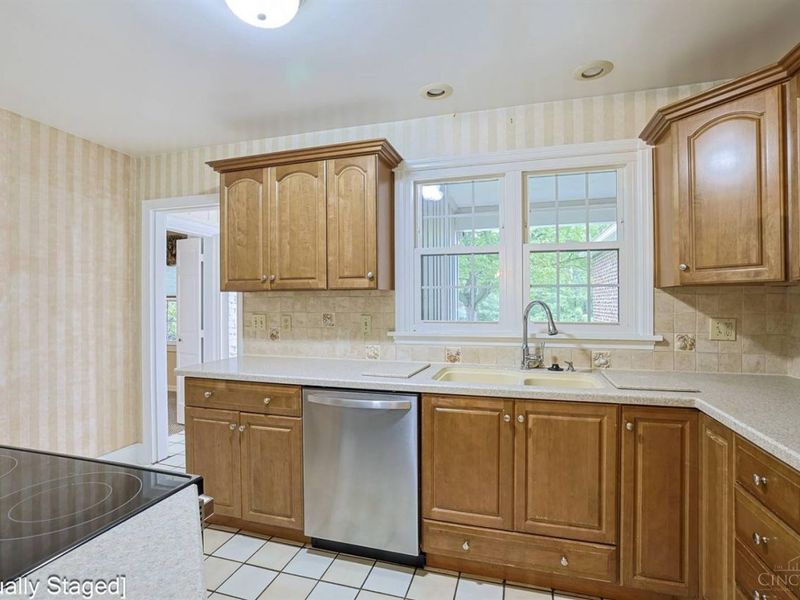 8853 Hollyhock Drive, Cincinnati, OH 45231 Photo 16