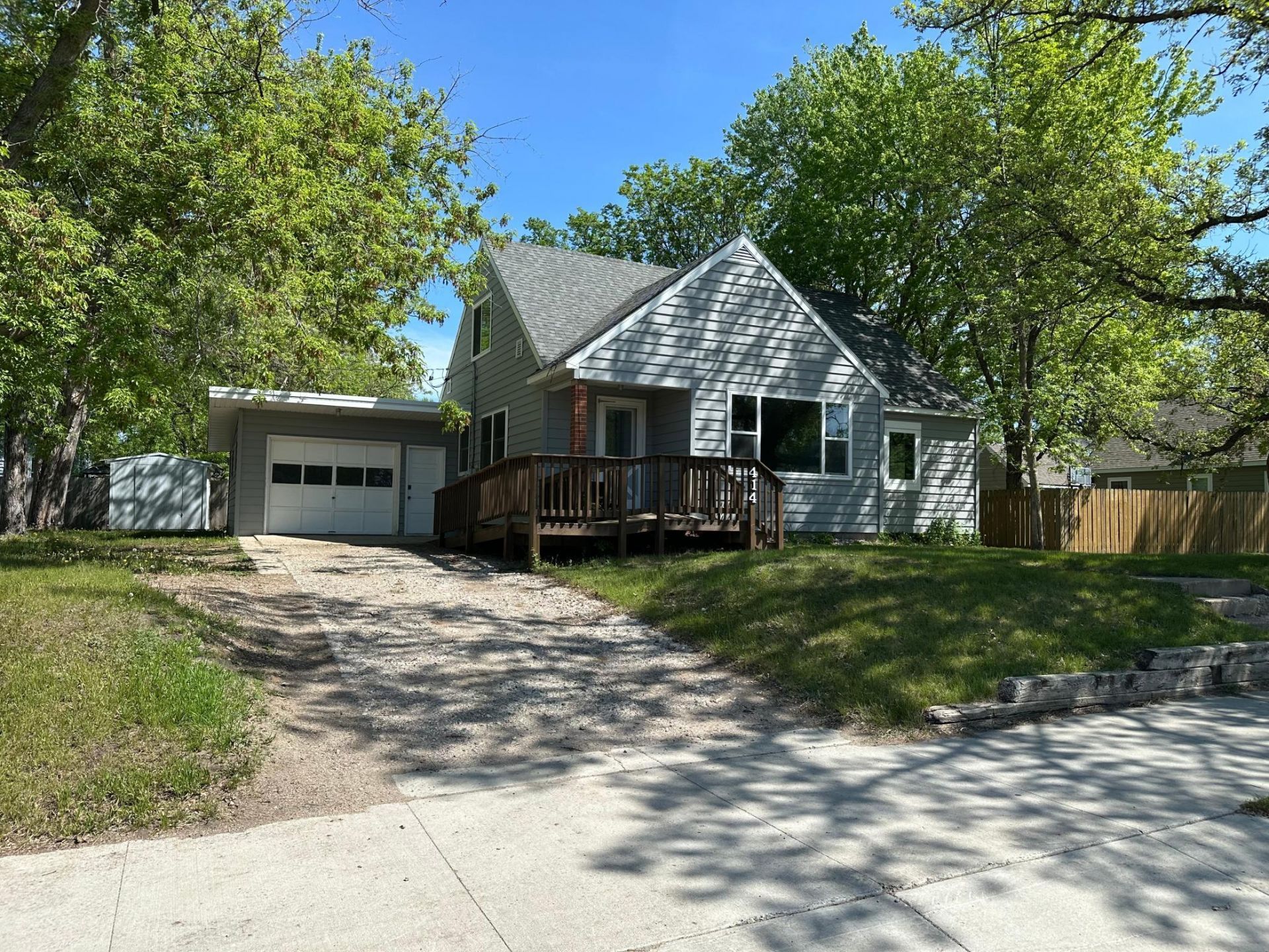 414 Willow Street W primary photo
