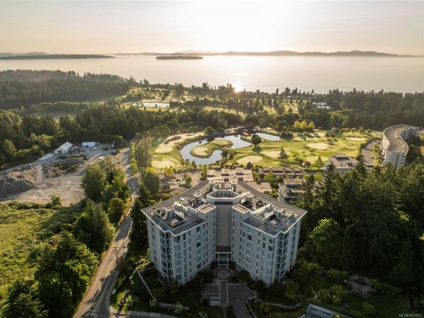 5388 Hill Rise Terr, Unit #301, Saanich, BC V8Y 3K3