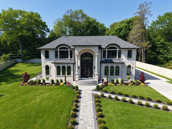 33 Parkway Drive, Roslyn Heights, NY 11577