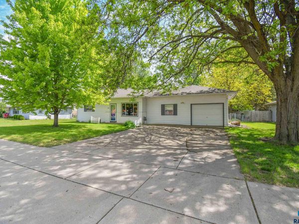 720 S Main St, Lennox, SD 57039