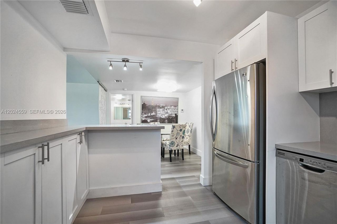 9273 Collins Ave , Unit 309, Surfside, FL 33154 Photo