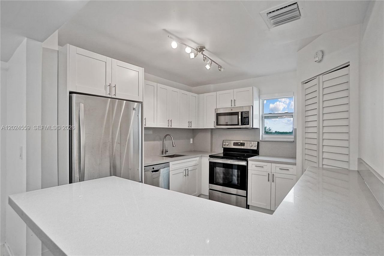9273 Collins Ave , Unit 309, Surfside, FL 33154 Photo