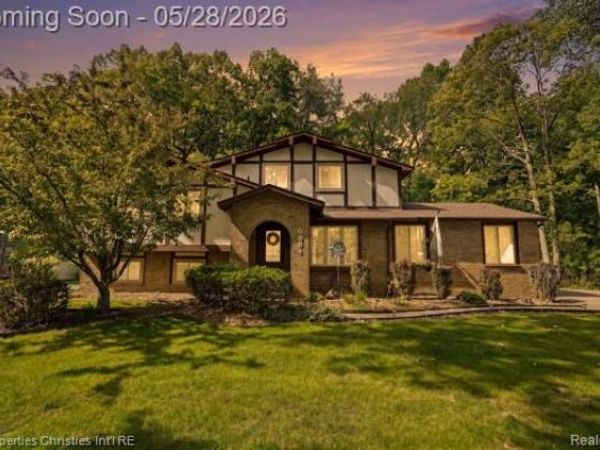 6884 Aeroview Street, West Bloomfield Twp, MI 48324