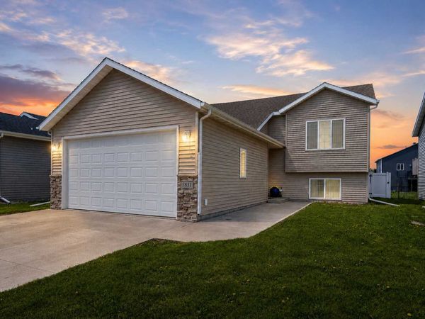 3831 32nd Street S, Moorhead, MN 56560