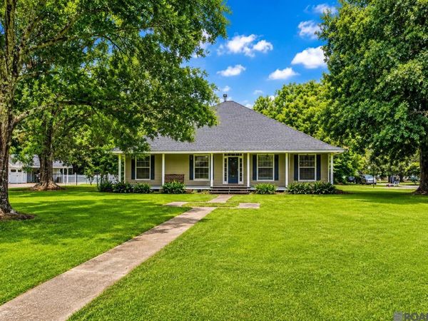 8232 Hermitage Dr, Denham Springs, LA 70726
