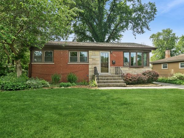 327 W Hawley Street , Mundelein, IL 60060