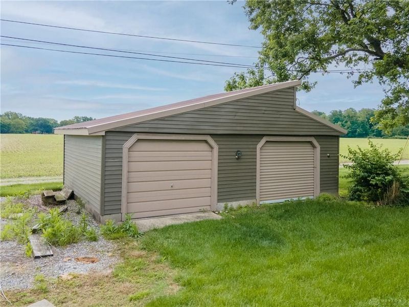 6065 Country Estates Drive, Tipp City, OH 45371 Photo 9