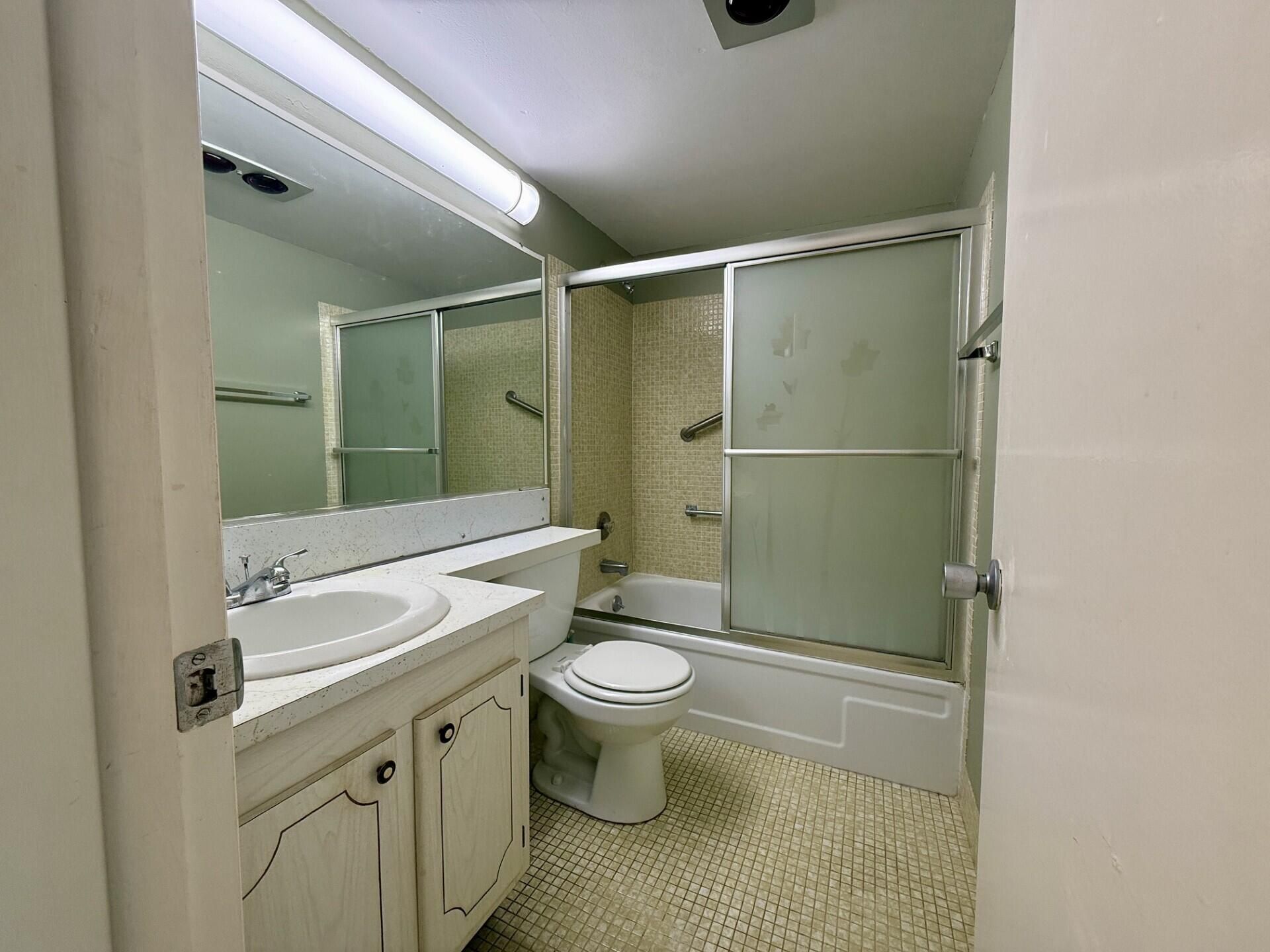 32 Kingswood B, West Palm Beach, FL 33417 Photo