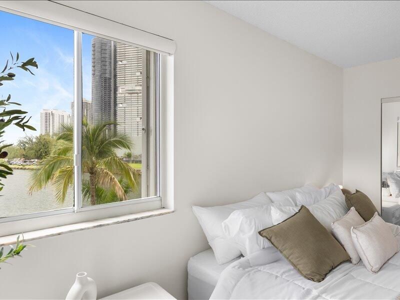 18260 N Bay Road, Unit 418, Sunny Isles Beach, FL 33160 Photo