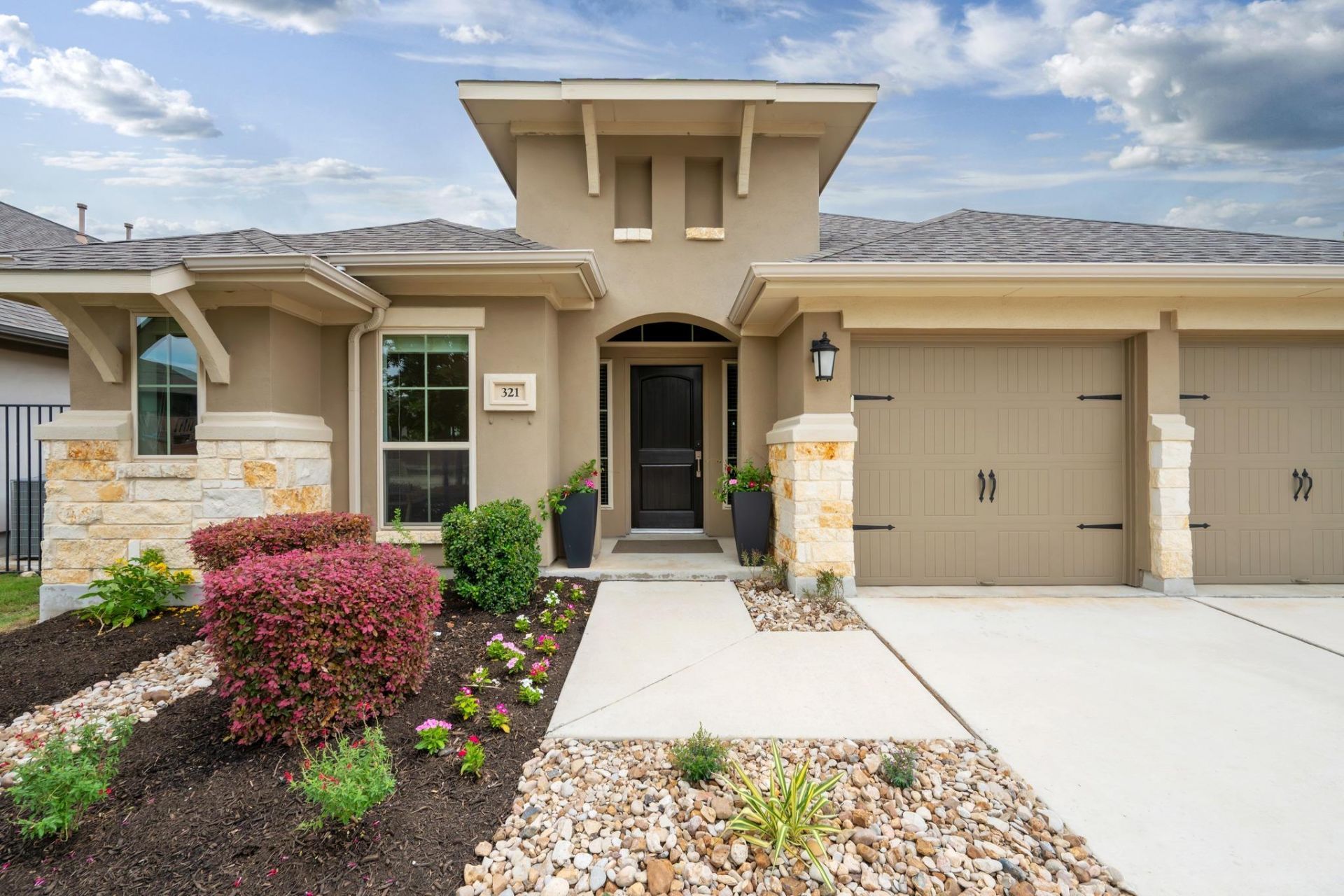 321 La Grotta Ln, Georgetown, TX 78628 Main Photo