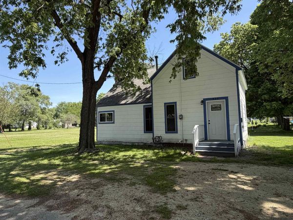 930 Pearl Street , Lamont, IA 50650