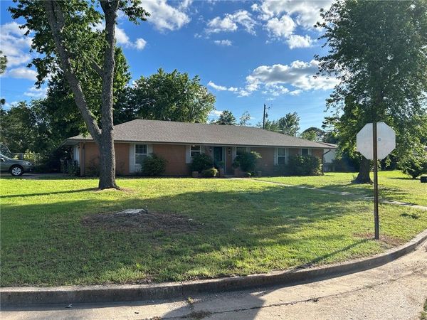 2000 W Magnolia Street, Rogers, AR 72758