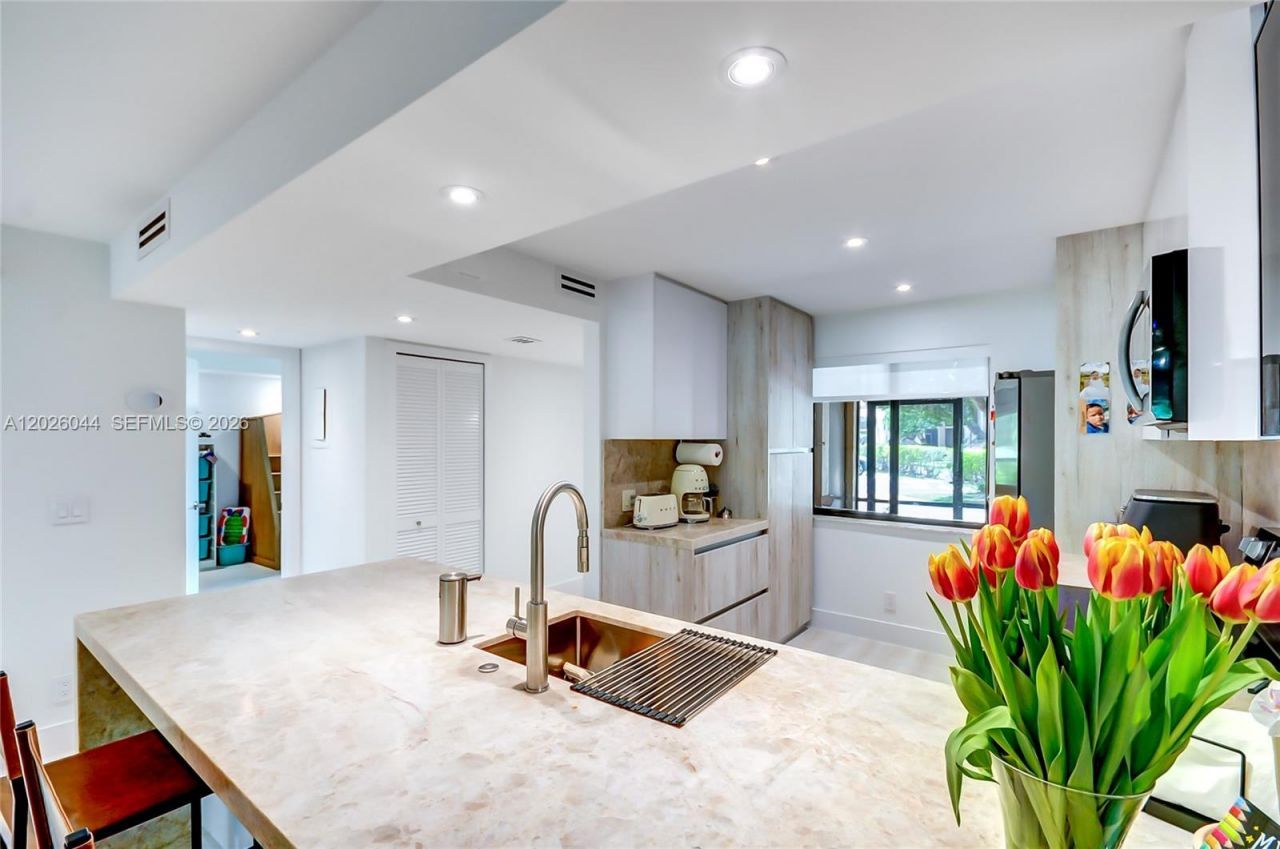 302 Lakeview Dr, Unit 105, Weston, FL 33326 Photo