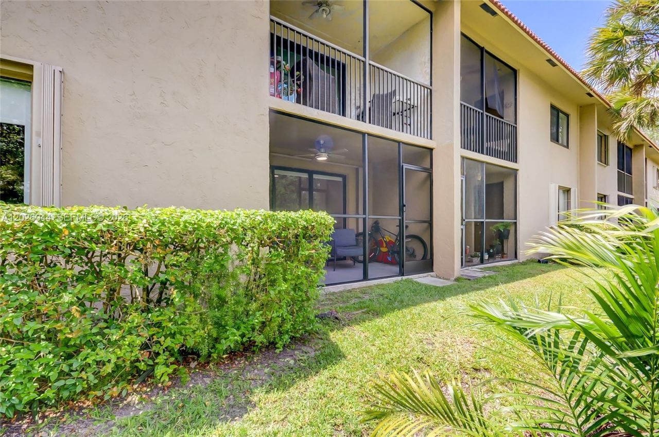 302 Lakeview Dr, Unit 105, Weston, FL 33326 Photo