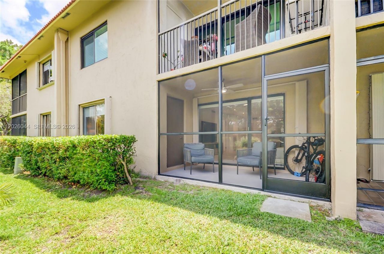 302 Lakeview Dr, Unit 105, Weston, FL 33326 Photo
