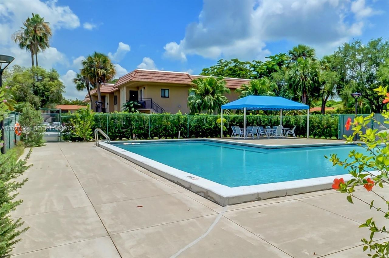 302 Lakeview Dr, Unit 105, Weston, FL 33326 Photo
