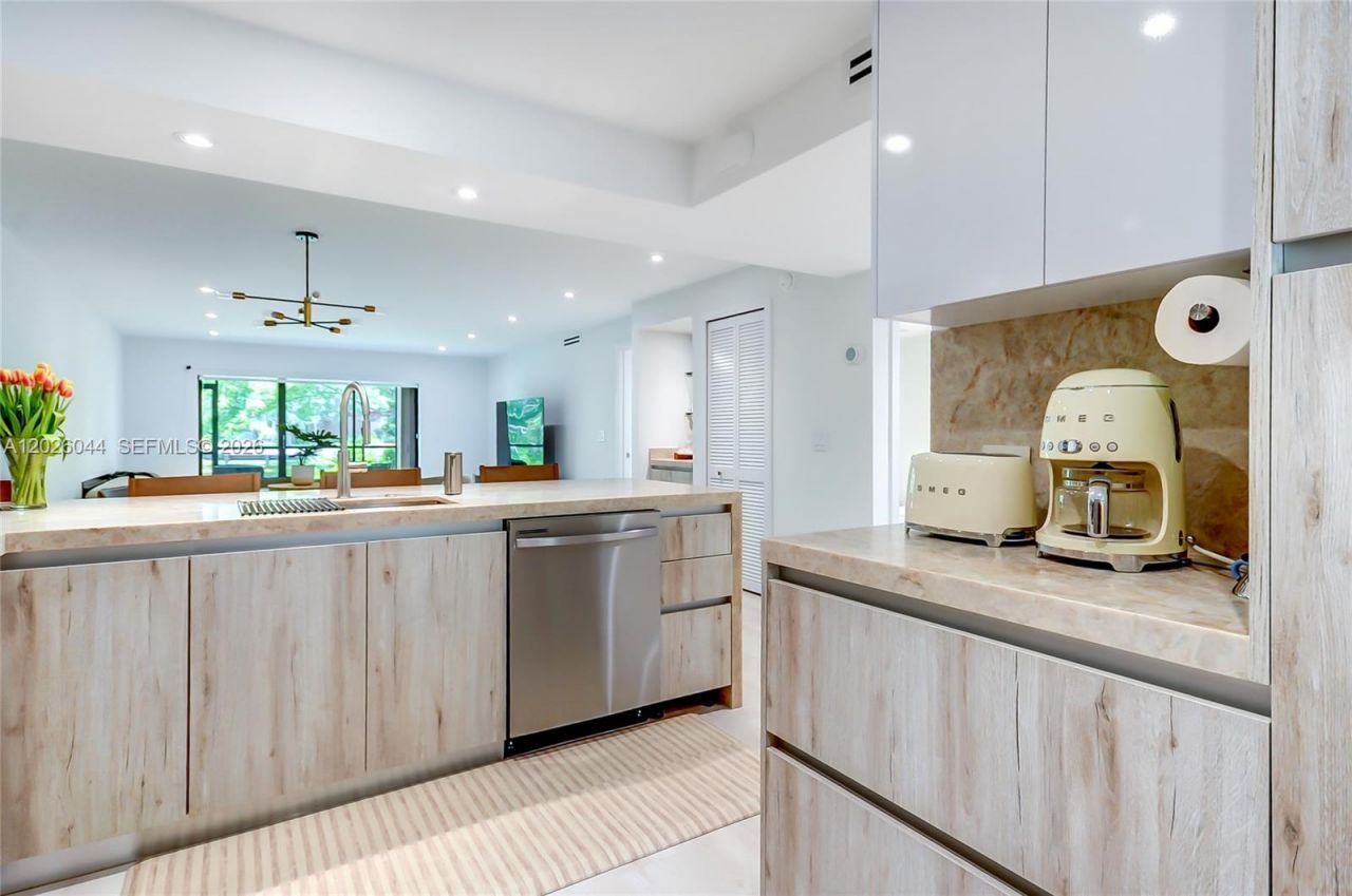 302 Lakeview Dr, Unit 105, Weston, FL 33326 Photo