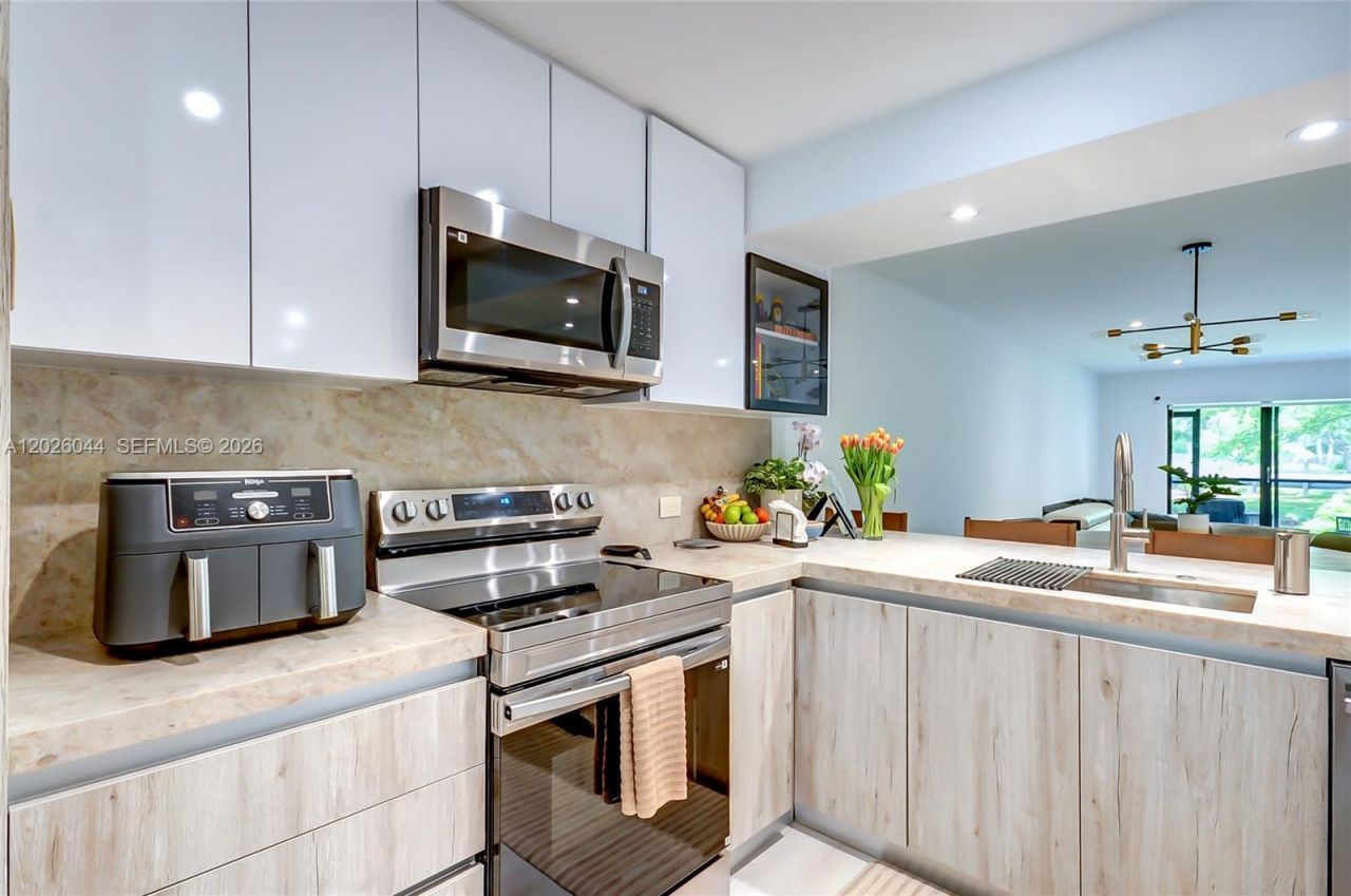 302 Lakeview Dr, Unit 105, Weston, FL 33326 Photo