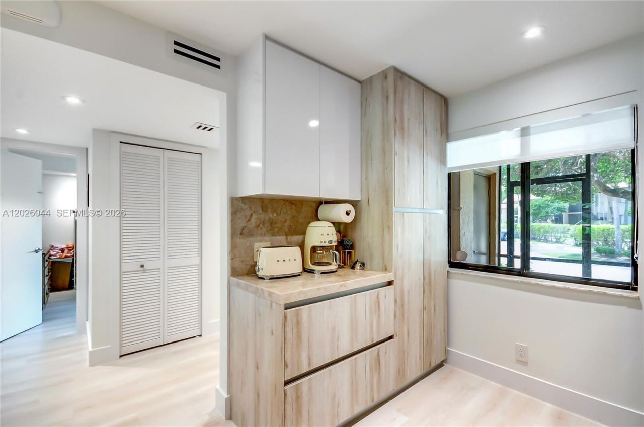 302 Lakeview Dr, Unit 105, Weston, FL 33326 Photo