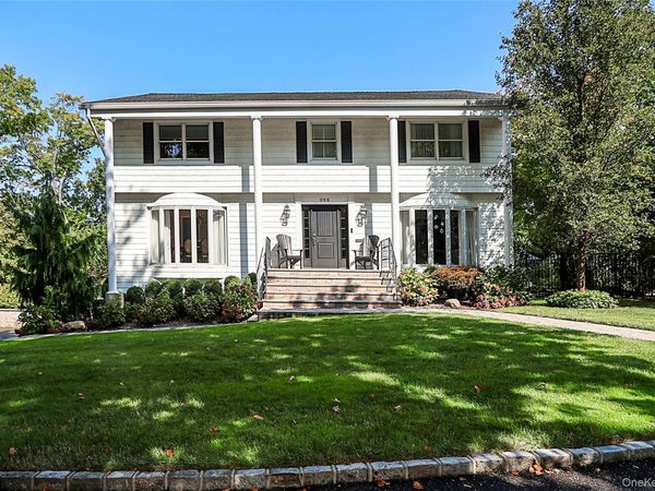 1 Lakeville Court , Roslyn, NY 11576