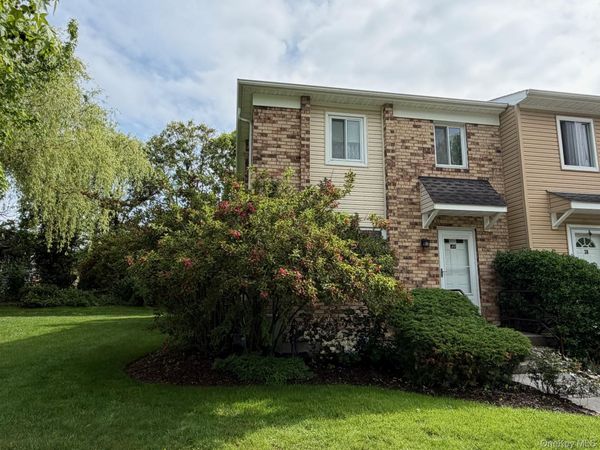 40 Town House Drive , Massapequa Park, NY 11762