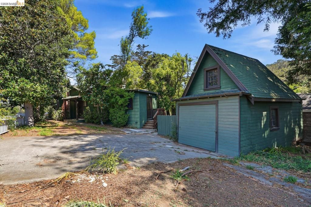 6350 Hillmont Dr, Oakland, CA 94605 Main Photo