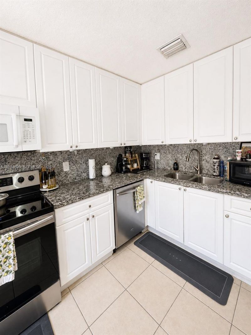 7305 NW 173rd Dr, Unit 102, Hialeah, FL 33015 Photo