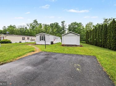 24 MEADOWVIEW DRIVE , NEW BLOOMFIELD, PA 17068
