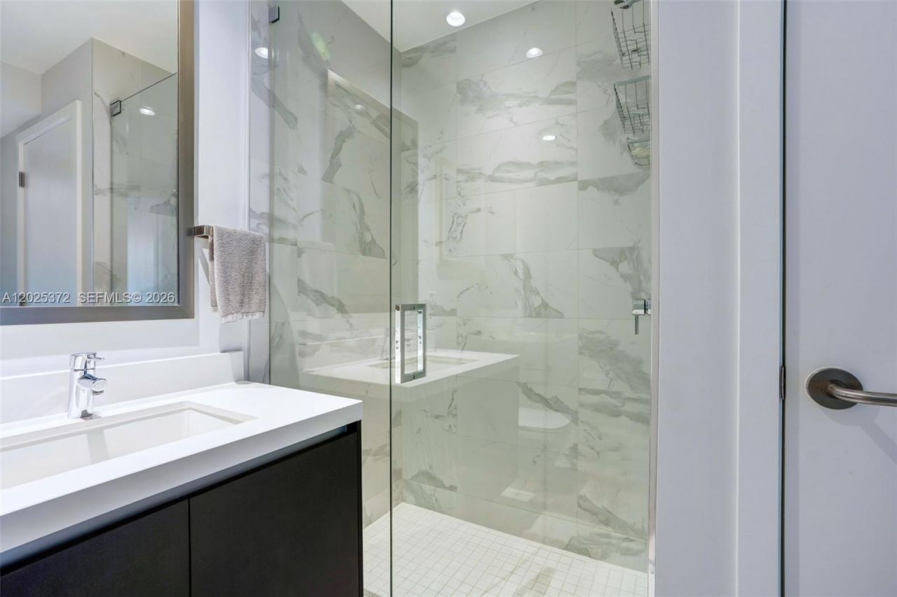 851 NE 1st Ave , Unit 3909, Miami, FL 33132 Photo
