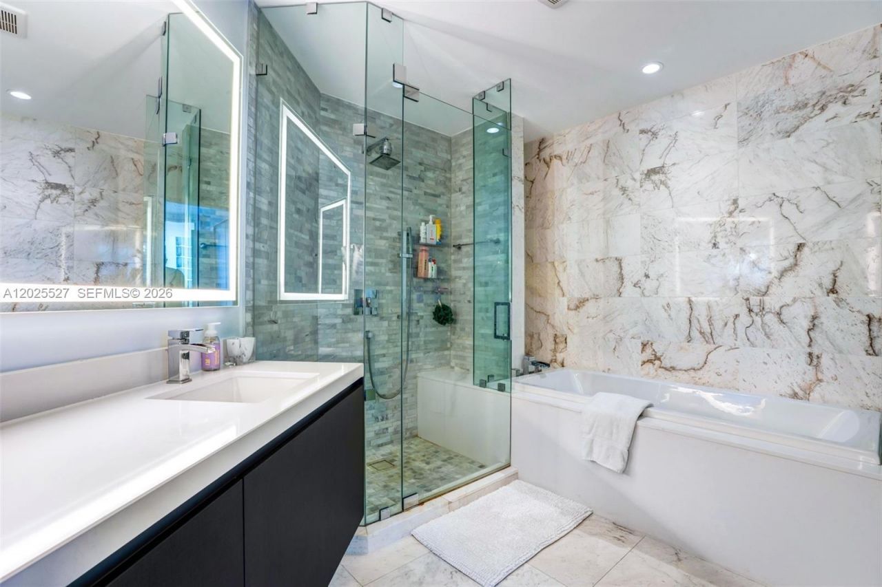 851 NE 1st Ave , Unit 3909, Miami, FL 33132 Photo