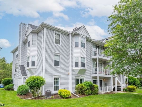186 Larch Ln, Mahwah, NJ 07430