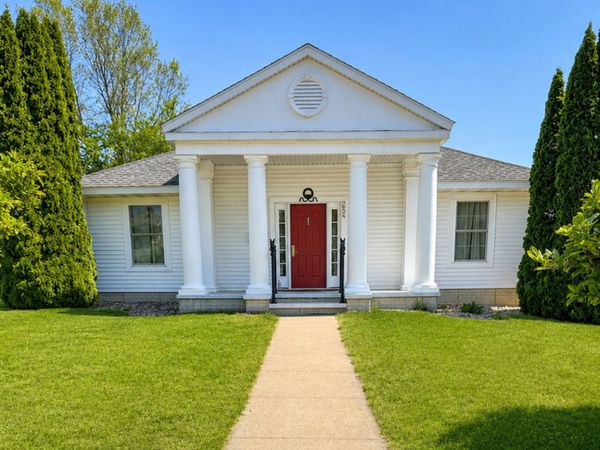 354 19th Place , Clinton, IA 52732
