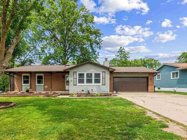 24 Gleason Dr, Iowa City, IA 52240