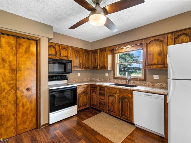 11033 Santa Fe Trail NE, Hartville, OH 44632 Photo 22