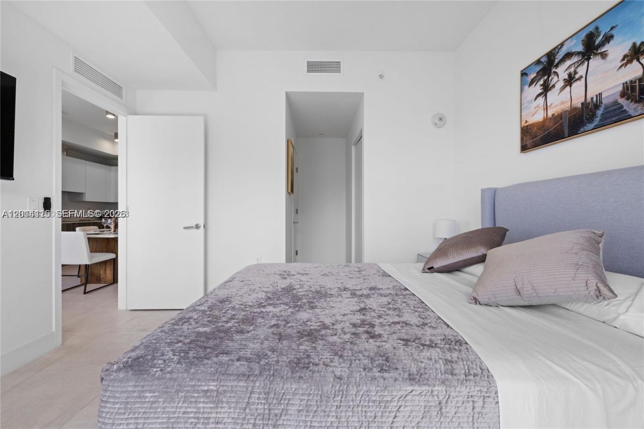 239 SW 9th St , Unit 1502, Miami, FL 33130 Photo