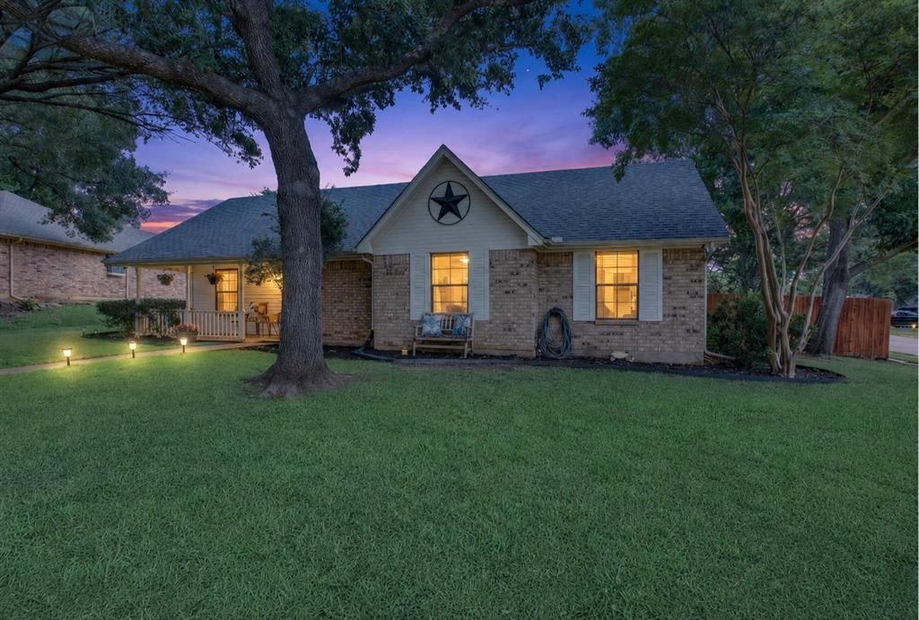 1405 Casa Linda Street, Ennis, TX 75119 Main Photo
