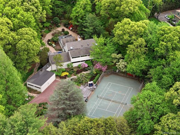 6 Deepwood Court , Old Westbury, NY 11568