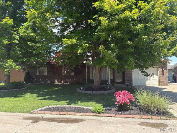 33 Snowbird Lane , Granite City, IL 62040