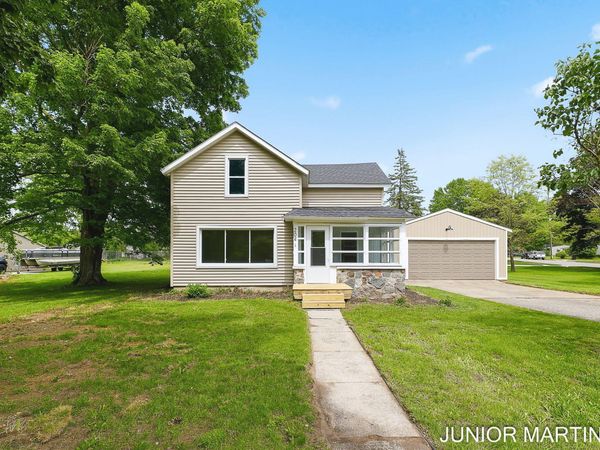 204 N Sherwood Avenue, Plainwell, MI 49080