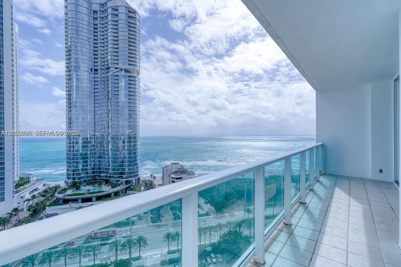 100 Bayview Dr , Unit 208, Sunny Isles Beach, FL 33160 Photo