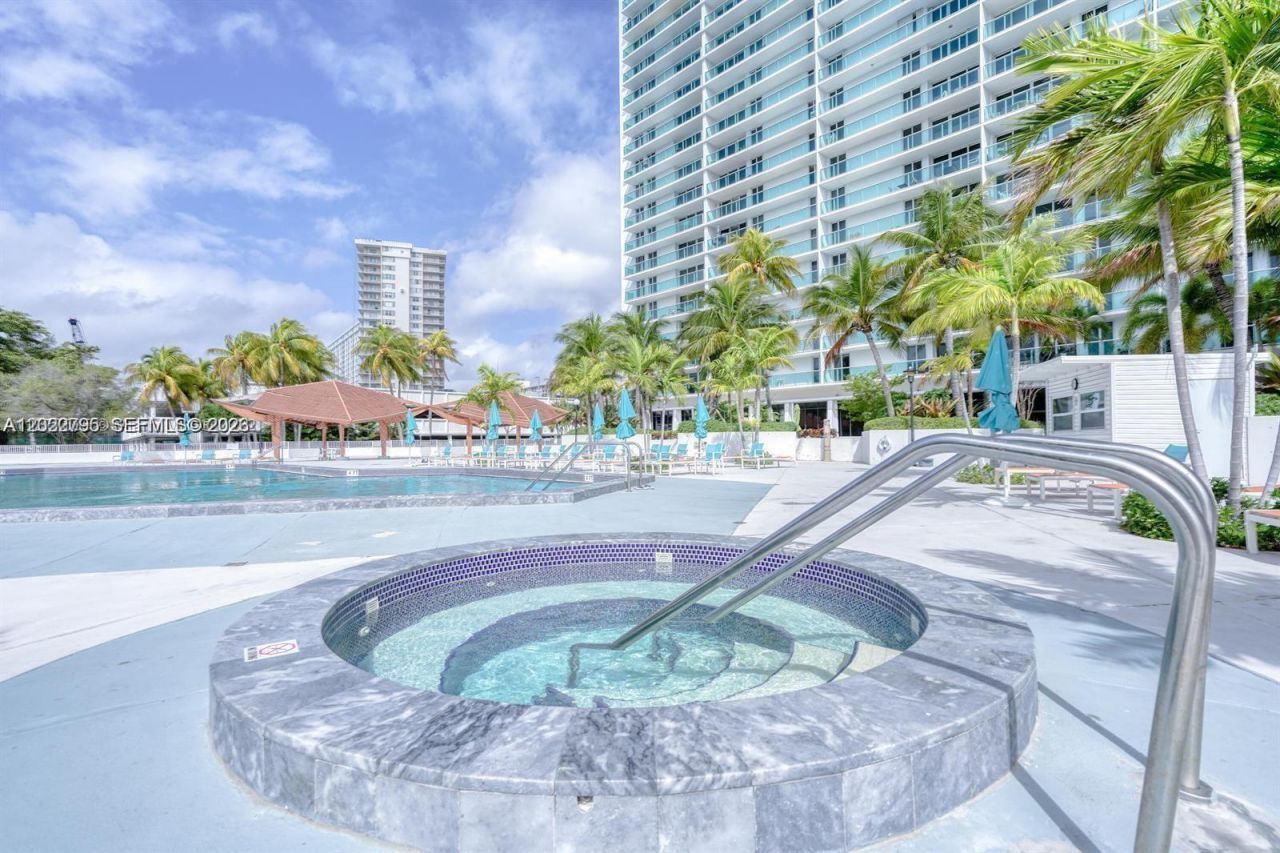 100 Bayview Dr , Unit 208, Sunny Isles Beach, FL 33160 Photo