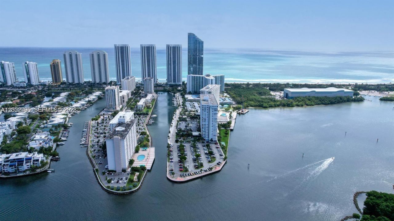100 Bayview Dr , Unit 208, Sunny Isles Beach, FL 33160 Photo
